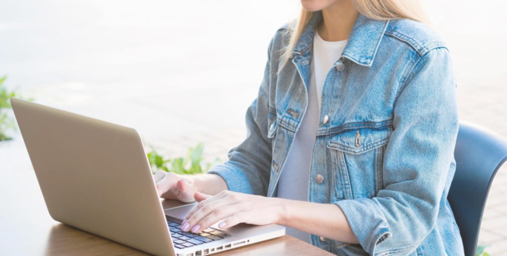 Analista financiero trabajando con modelos complejos